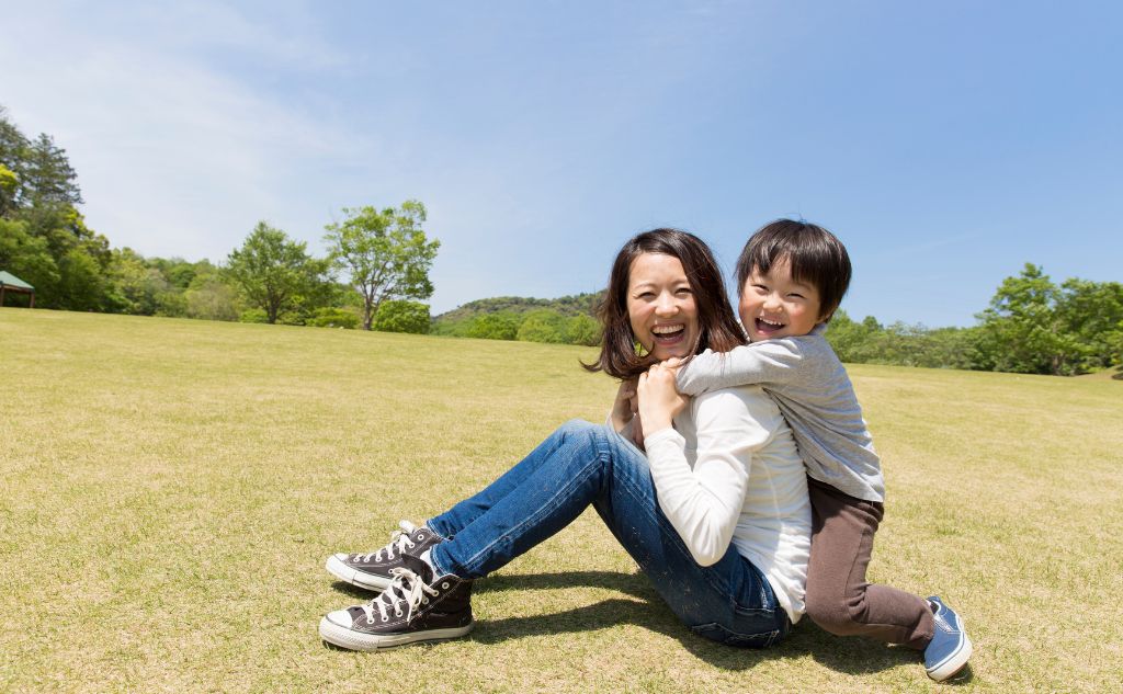 体験談2:子どもとの絆が深まったBさん
離婚前:旦那と子育て方針で衝突し、孤独だった。
離婚後:子どもと一緒に旅行や料理を楽しみ、絆が深まる。
コメント:「子どもとの時間が私の宝物です。」