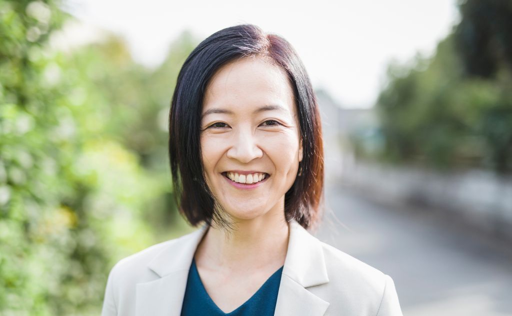 スピリチュアルで合わない部分を逆手に取って、夫婦でスピ体験を共有した例
南さん51歳(仮名)
【状況】
妻がスピリチュアルに目覚めるも、夫は最初は否定的
【対策】
妻が一人でヒーリングイベントに参加→その後、話を穏やかに共有
【結果】
夫は「俺にはわからないけど、楽しそうだね」と態度が軟化
その後、夫も一度だけセッションを体験。そこから互いの理解が進む