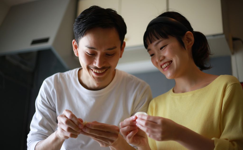 実例②:西洋占星術で「すれ違いは一時的」と診断
年齢:33歳/子なし/結婚歴:3年
占術:ホロスコープ(西洋占星術)
結果:天王星の移動による一時的な変化と解釈
行動:一時的に距離を置く(週末別居)+LINEで感情を共有
現在:半年後に同居再開、関係改善中
