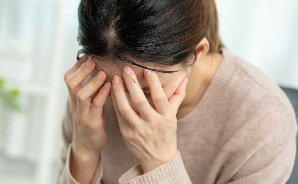 実例①:霊視で“離婚すれば幸せになる”と断言され即決
年齢:39歳/子あり(2人)/結婚歴:12年
占術:霊視系スピリチュアル
結果:「あなたの魂はもう彼とはつながっていない」と断言
行動:2週間で離婚届提出 → 養育費なし・実家頼れず
現在:パート生活で子育てと仕事の両立に苦労中