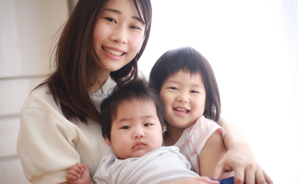 彩さん(38歳/主婦・2児の母)
使用した占い:タロット(無料)
結婚10年目、仕事と育児に追われ、夫との会話がほぼゼロになっていました。無料のタロット占いで「感情がすれ違っている」「思いやりの欠如」と出て、自分も夫も“疲れていた”だけだと気づけました。その結果、あえて子どもを預けて2人だけでランチに行き、感情のリセットができました。