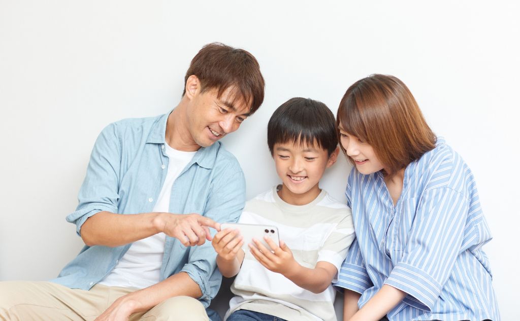 子どもとの関係を大切にしながら再婚した例
状況
夫婦関係が冷え切り、育児の孤独感に疲れていた
占い
霊感タロットで子どもの心・自分の未来を鑑定
結果
「占いで“あなたは今が切り替え時だよ”と言われて、迷いが整いました。子どもに負担をかけないように意識しながら離婚を進めたことで、関係が崩れることもありませんでした。その後、占いで言われていた“相性の合う人との再会”が本当に訪れて、今は家族みんなで落ち着いた生活を送れています。」