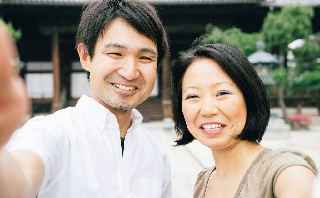 無料占いで離婚を回避できた例
状況

仕事の多忙で帰宅が遅く、別居寸前まで関係が悪化していた

占い

四柱推命と無料の夫婦相性診断を利用

結果

「占いに勇気をもらって、逃げずに妻と向き合いました。そこから毎週“夫婦会議”をするようになり、少しずつ笑顔が戻ってきて、離婚を避けられました。」