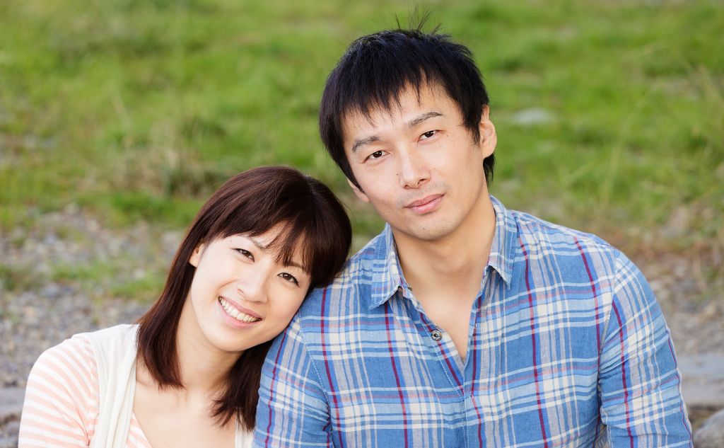 雄太さん(42歳/会社員)
使用した占い:姓名判断+生年月日占い(無料)
妻との関係が冷えきっていて、会話もなく、お互い避け合う日々。無料占いで「根本的な性格のズレ」があり、「主導権の取り合い」が問題と出ました。そこで自分から「譲る」姿勢を持つようにし、意識して感謝を伝えるようにしたら少しずつ会話が戻ってきました。離婚という選択肢が急に遠くなりました。