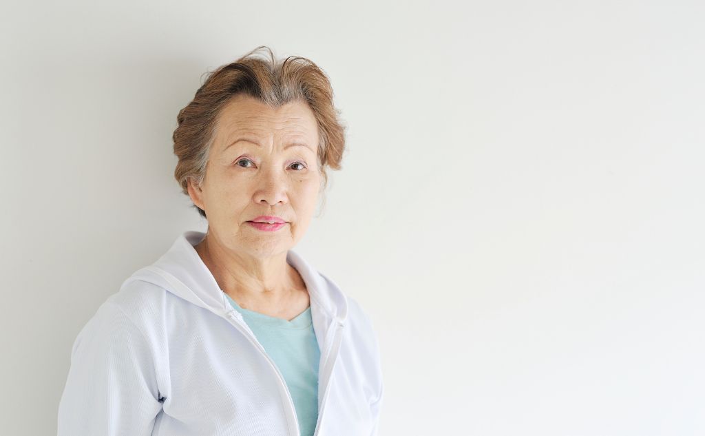 体験談③:熟年離婚の悩み「占いと探偵で“知らなかった事実”に気づいた」
名前
中村 美由紀さん(仮名)
悩み
長年の夫婦生活に疲れ、会話もなく別々の生活。夫に隠し事がある気がして離婚を検討していたが、決定打がなく踏み切れなかった。
占い結果
「心が通じ合わない関係に苦しんでいる可能性。相手は“別の世界”に気持ちを持っていっている」と出た。
その後の行動
不安になり、ネットで見つけた「街角相談所 -探偵-」に相談。結果、夫の浮気が発覚。証拠を持って弁護士と話し合い、納得の上で離婚成立。