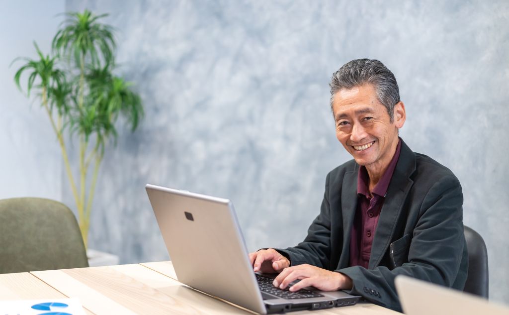 占いで相性の違いを知り離婚を選んだ例
状況
共働きで会話もなく、夫婦関係は事務的だった
占い
西洋占星術で相性診断、タロットで未来の見通し
結果
「占いで“根本的に価値観が違う”と言われたことで、気持ちの整理がつきました。さらに離婚後の運勢が良くなると言われたことも後押しになりました。実際に離婚してからは自由な時間が増え、趣味も人付き合いも自然と広がって、久しぶりに自分の人生を楽しめていると感じています。」